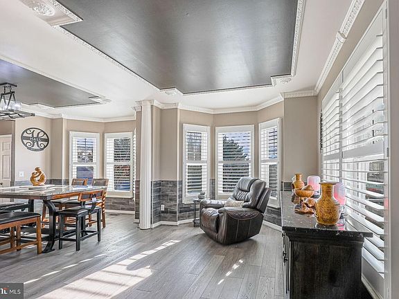 3rd image of 211 Byfield Rd