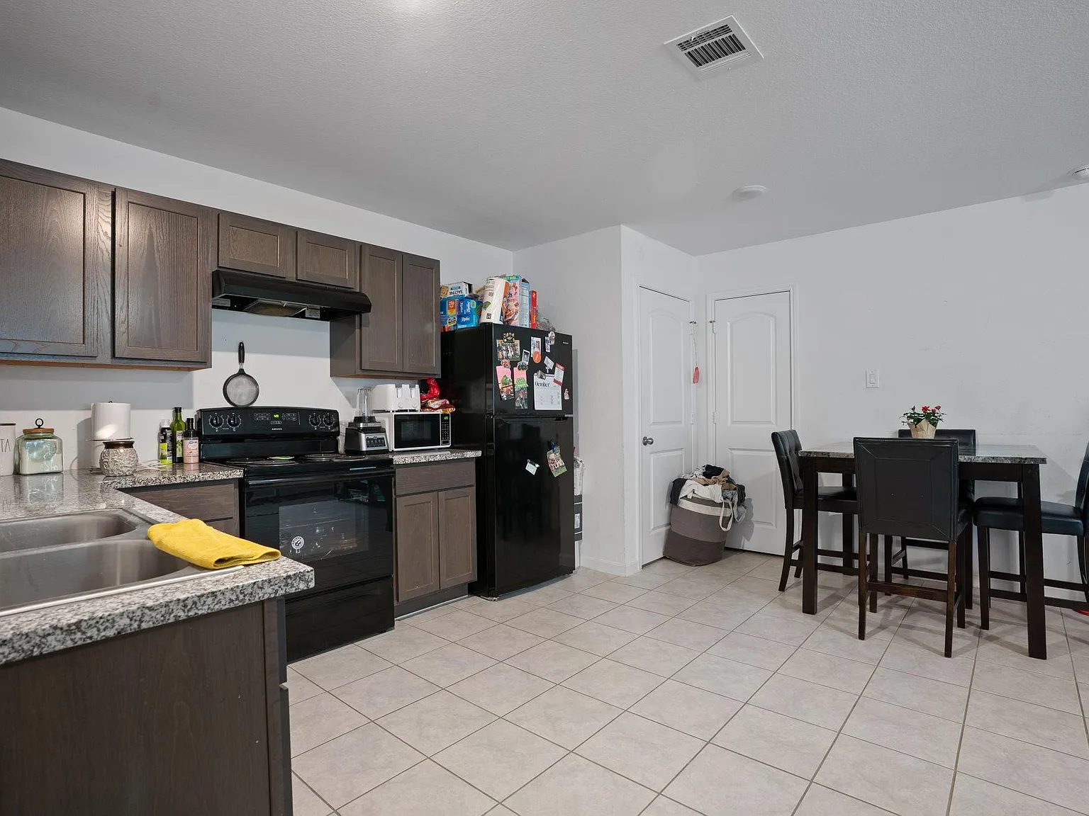 2 bed, 1.5 bath, 932 sqft, $1,300 — Photo 4