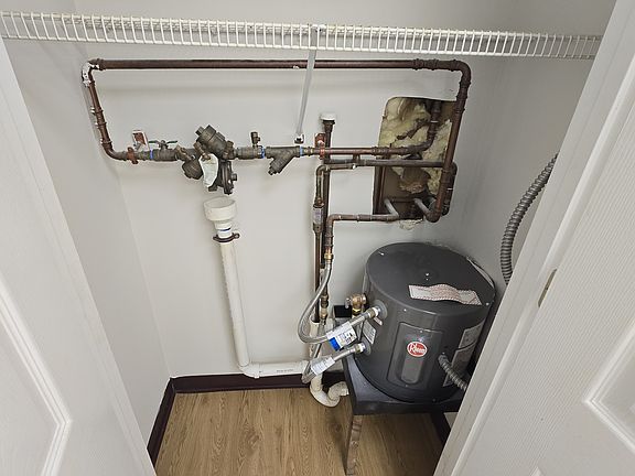 5th image of 142 Belle Forest Cir Unit A