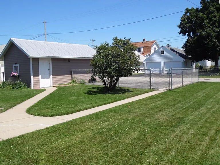 129 N John St — Photo 20