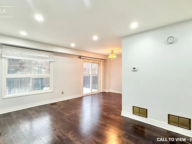 74 Cassander Cres — Photo 1