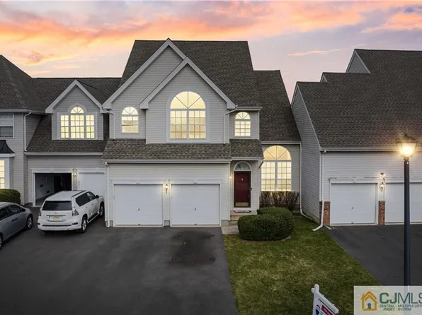 7 Pin Oak Dr, North Brunswick, NJ 08902