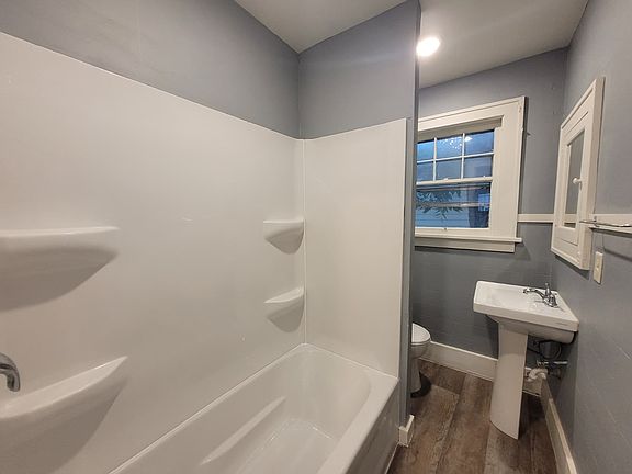 4th image of 403 S Pine St #403