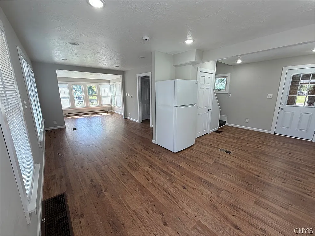2 bed, 1.0 bath, 690 sqft, $1,500 — Photo 2