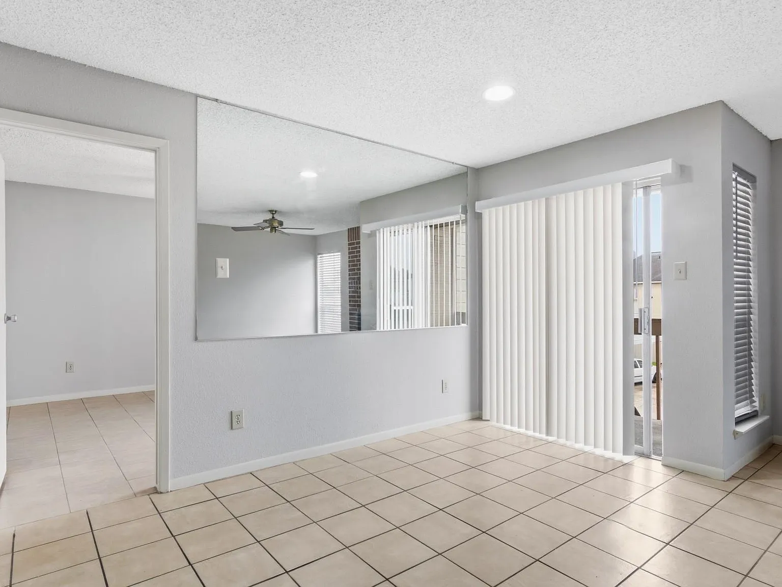 2 bed, 2.0 bath, 976 sqft, $1,195 — Photo 2