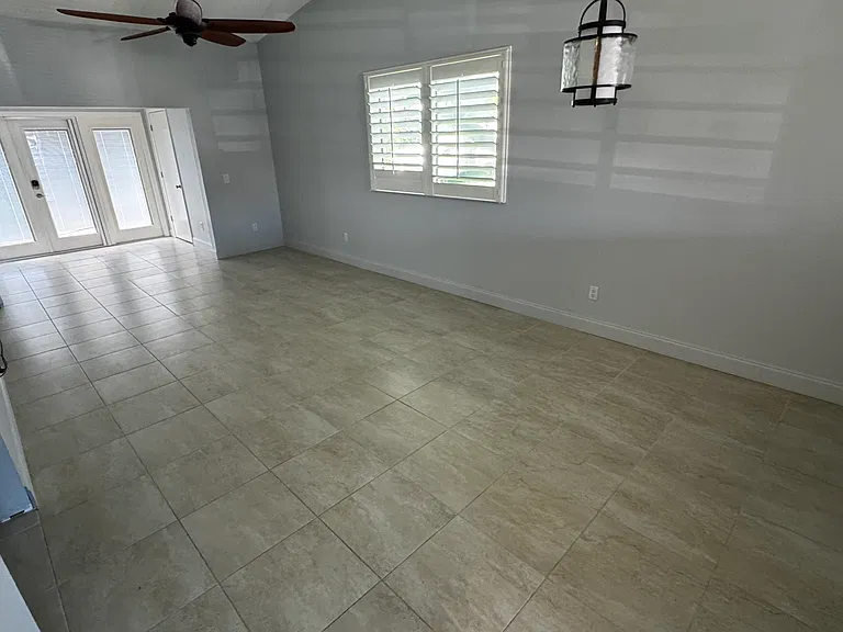 163 Breezeway Ct — Photo 4