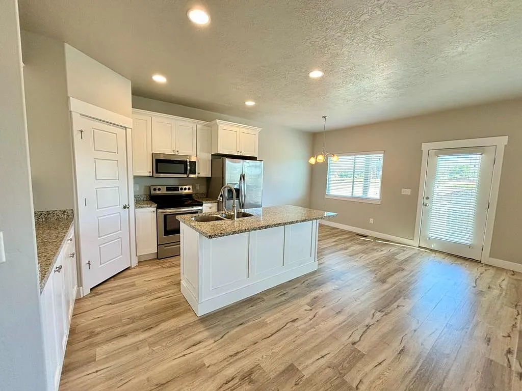 683 S 1803 W — Photo 3