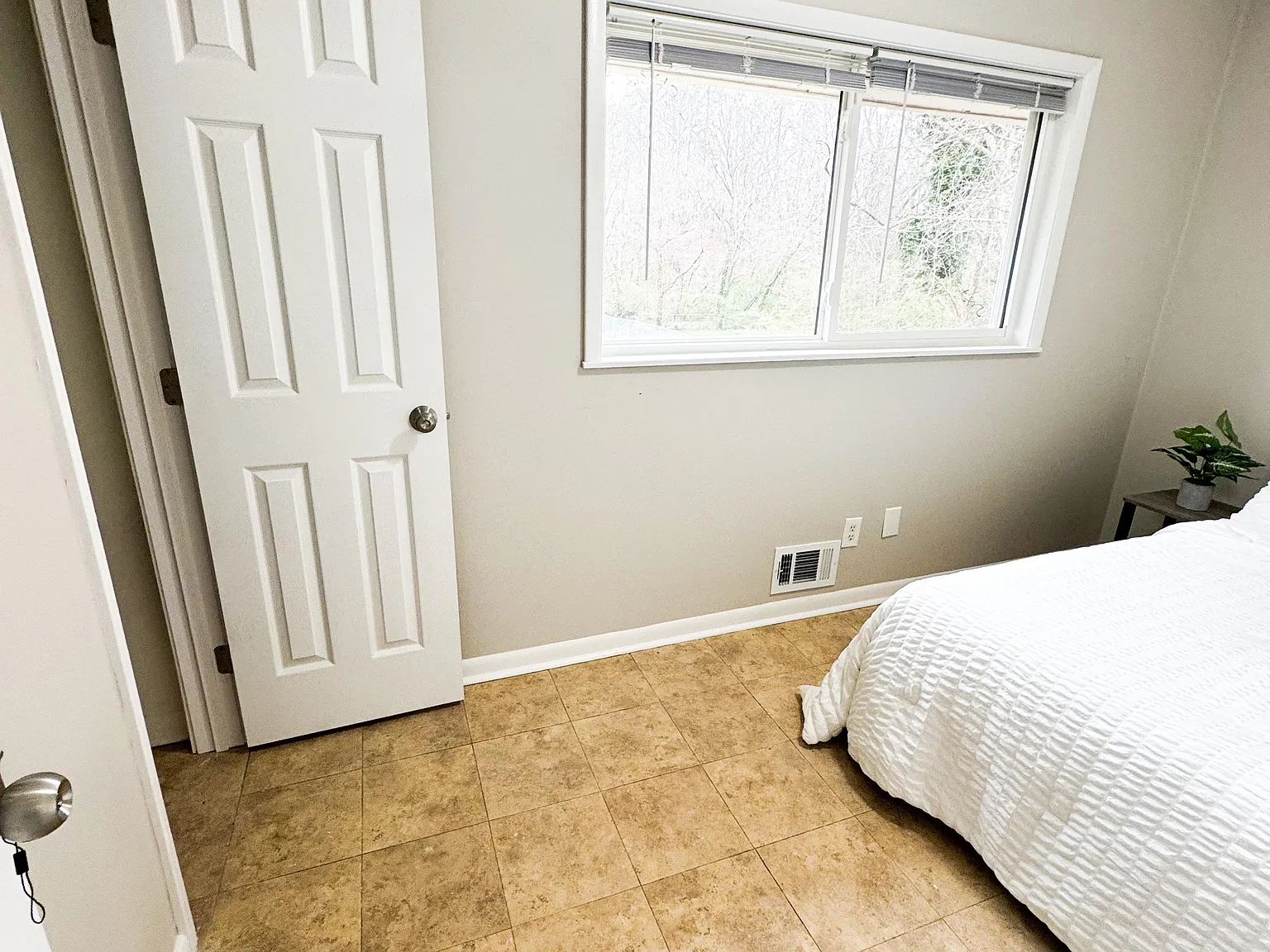 4 bed, 4.0 bath, 2200 sqft, $702 — Photo 2