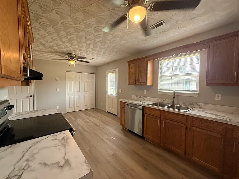 106 Tiffany Ct — Photo 4