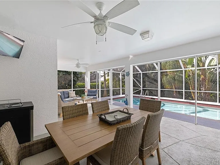 690 Amber Dr — Photo 20