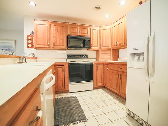 5th image of 15528 Landings Ave APT J1