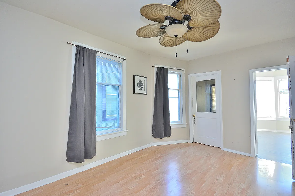 Building Photo - 818-820 E Brady St #820