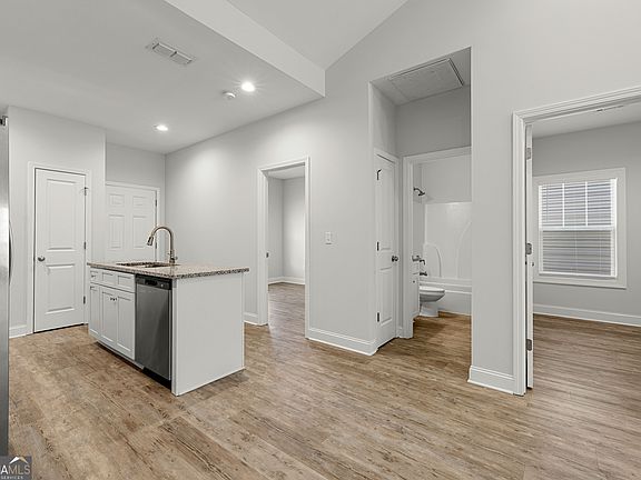 5th image of 110 Lenox Cir