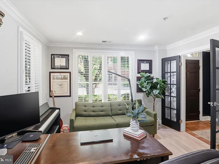 301 S Henry St — Photo 6