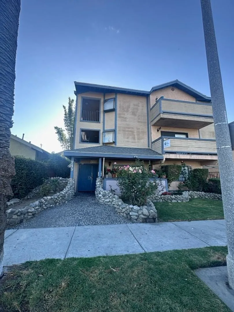 1725 Daly-Gardenia Apartments — Photo 1