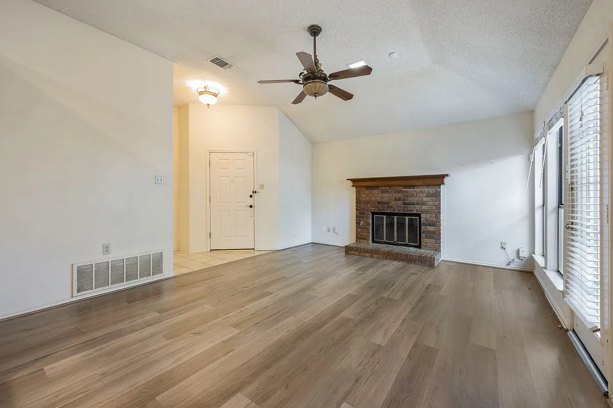 3 bed, 2.0 bath, 1360 sqft, $2,150 — Photo 3