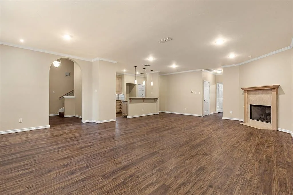 3 bed, 2018 sqft, $2,500 — Photo 3