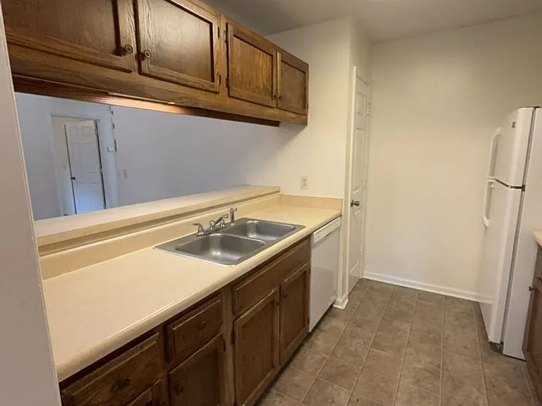 Creekwood Apartments — Photo 24