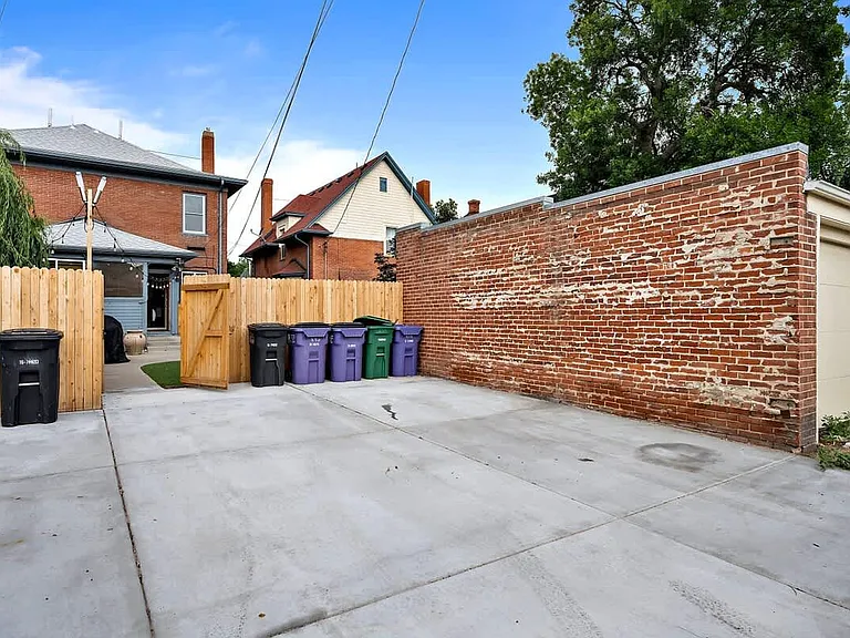 228 S Logan St — Photo 23