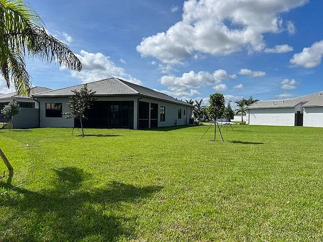 3 bed, 3.0 bath, 2431 sqft, $7,700 — Photo 4