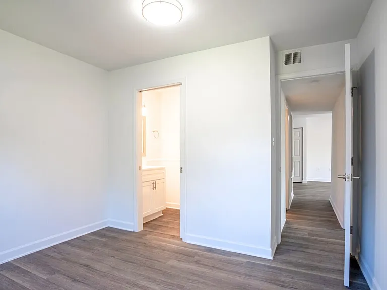 Colonial Village Apartments — Photo 23
