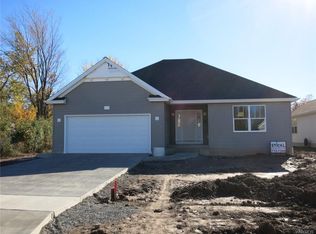 22 Cottagewood Ln, Grand Island, NY 14072