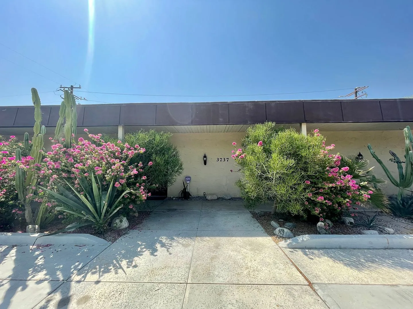 Available Now! Studio / 1 Bathroom Apartment In Palm Springs! — Photo 2