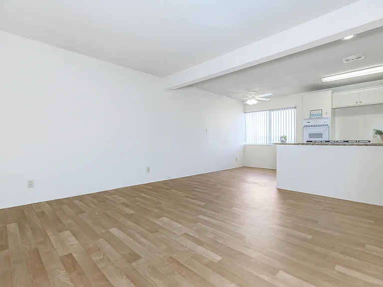 Sea Breeze Beach Apartments — Photo 29