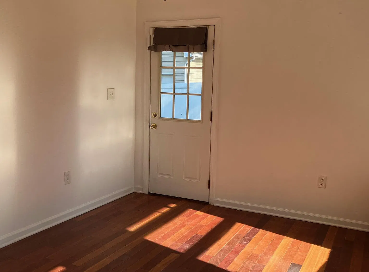 4 bed, 2.0 bath, 1904 sqft, $3,300 — Photo 3