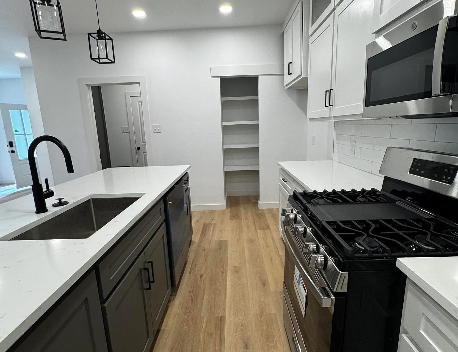 3 bed, 2.0 bath, 1400 sqft, $1,800 — Photo 4