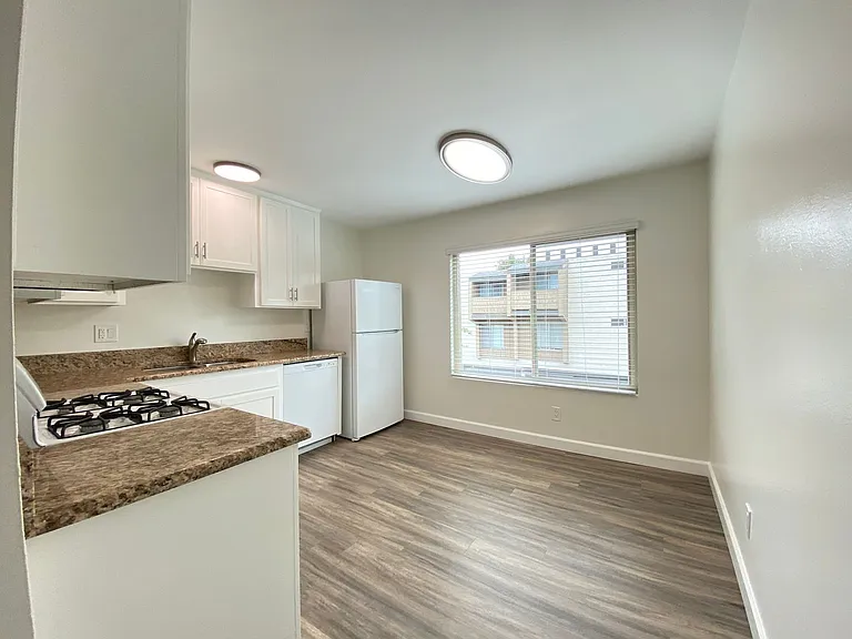 El Camino Grove Apartment Homes — Photo 3