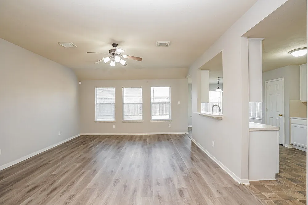 3 bed, 2.0 bath, 2002 sqft, $2,185 — Photo 4
