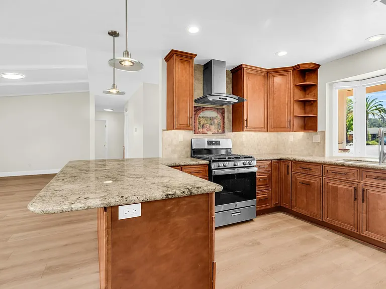 6246 Decanture St — Photo 13