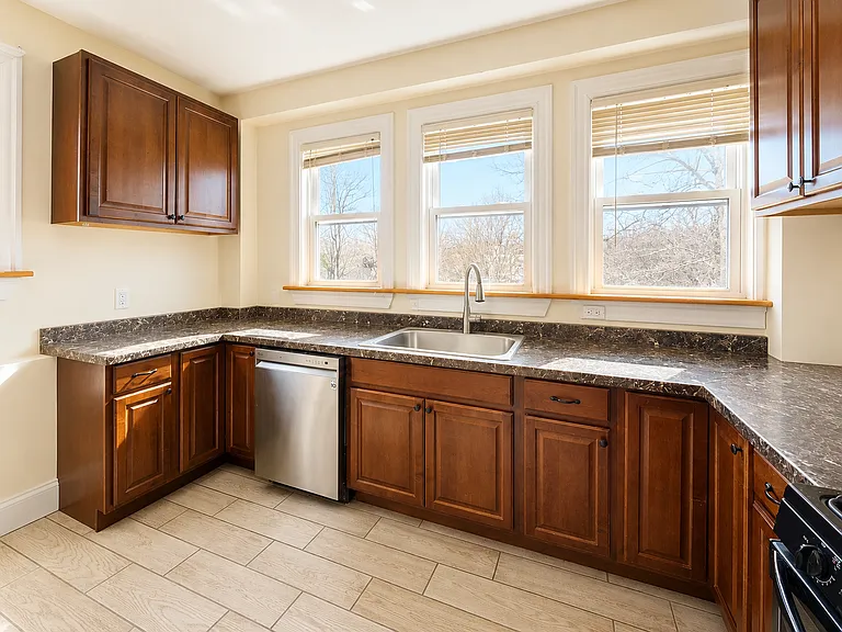 28 Cornwall St #3 — Photo 9
