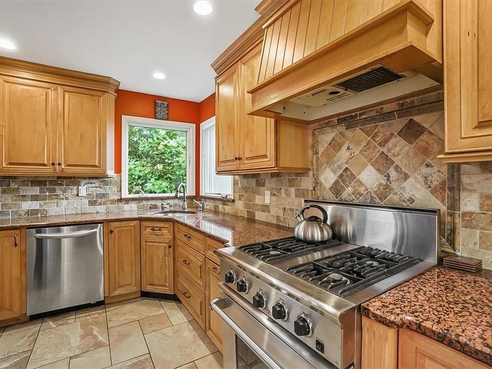 1st image of 32 Lindbergh Lane
