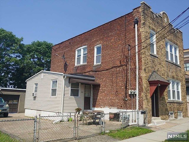 1st image of 211 Lincoln Pl