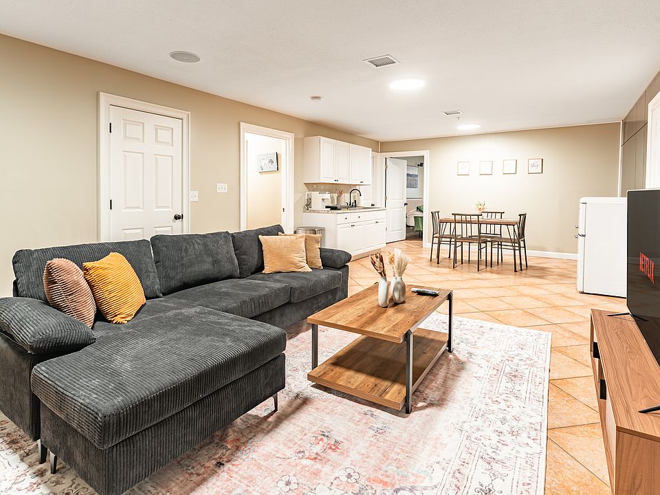 1st image of 70 W Kinney St Floor 1