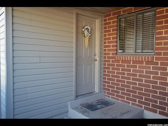 3rd image of 1121 N Victoria Way