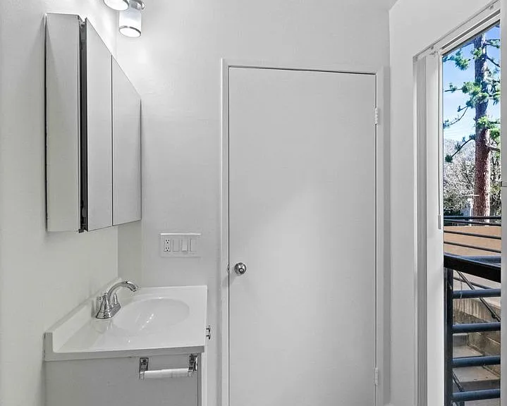 1725 Grismer Ave — Photo 17