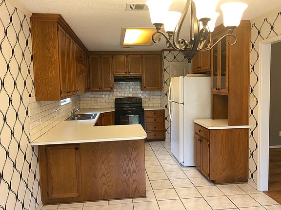 3rd image of 404 Burnell Cir