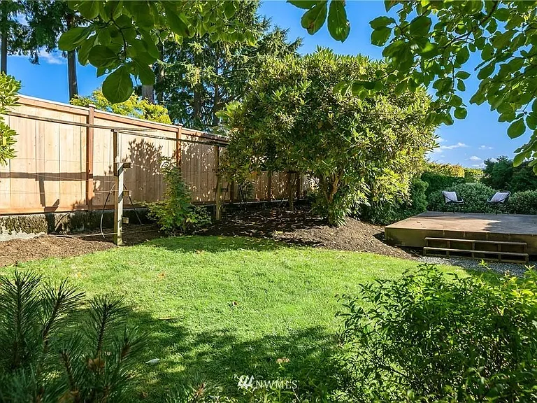 8909 NE 20th St — Photo 37