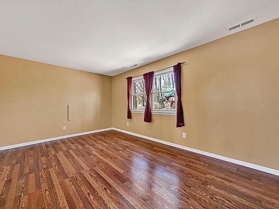 4th image of 2360 Iron Ridge Rd