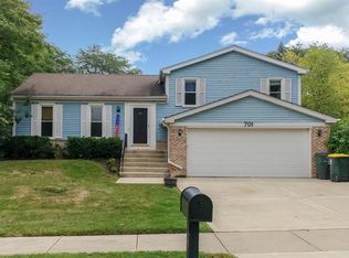 701 Buffalo Cir, Carol Stream, IL 60188