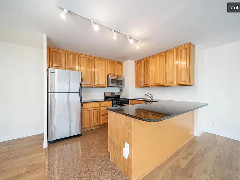135 Montgomery St #19H — Photo 8