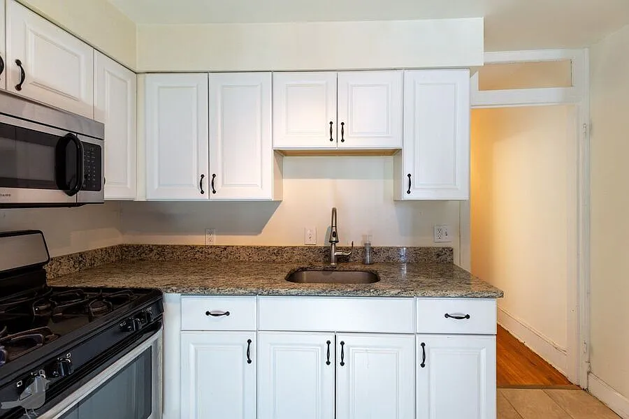 The Ideal West End One Bed with Parking Available! — Photo 4