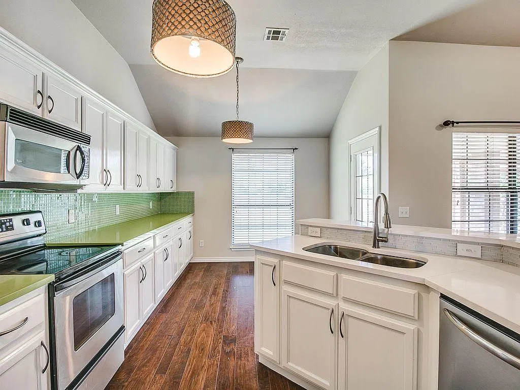 4 bed, 1837 sqft, $2,400 — Photo 1