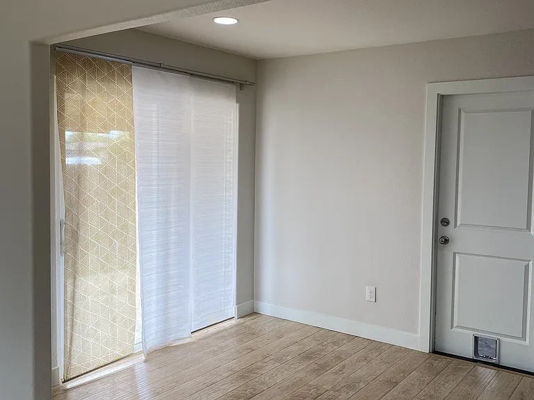 dining area-sliding door toward the side yard/backyard