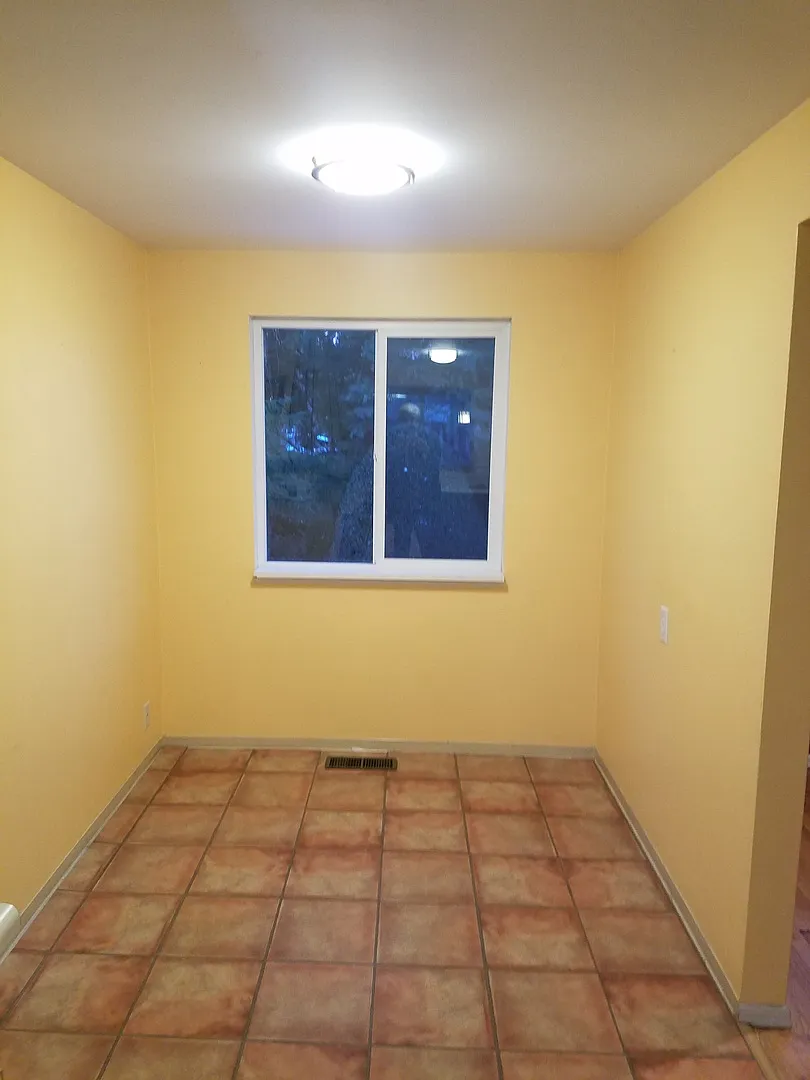 Downtown Burien duplex - main floor rambler unit - 3 bedroom 1 bath, storage & washer/dryer! Avai... — Photo 4