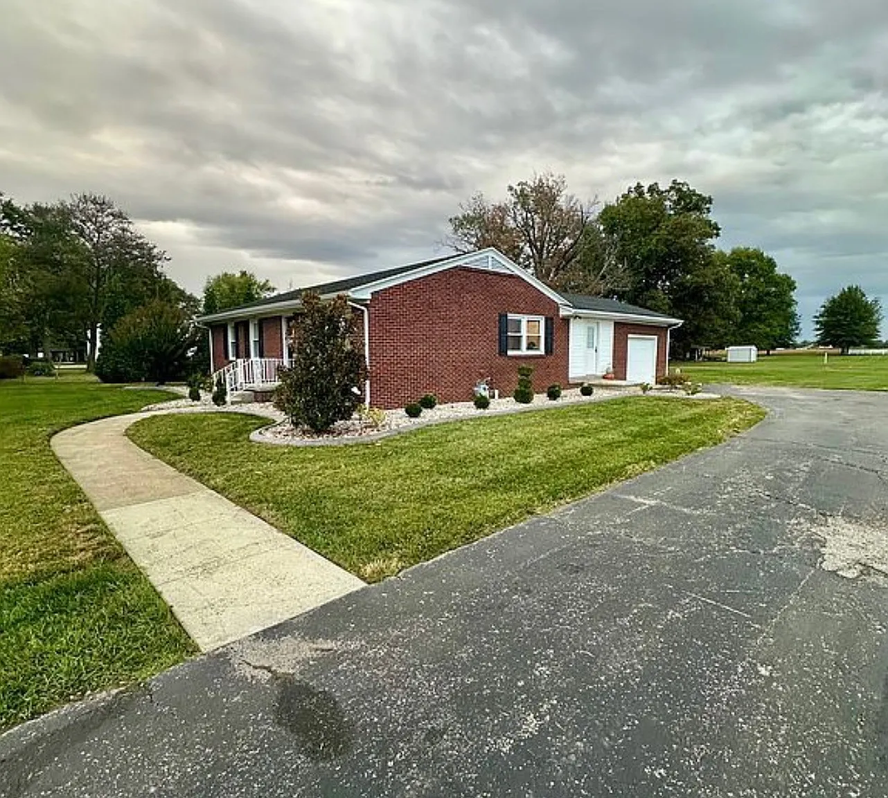 3 bed, 1378 sqft, $1,950 — Photo 2
