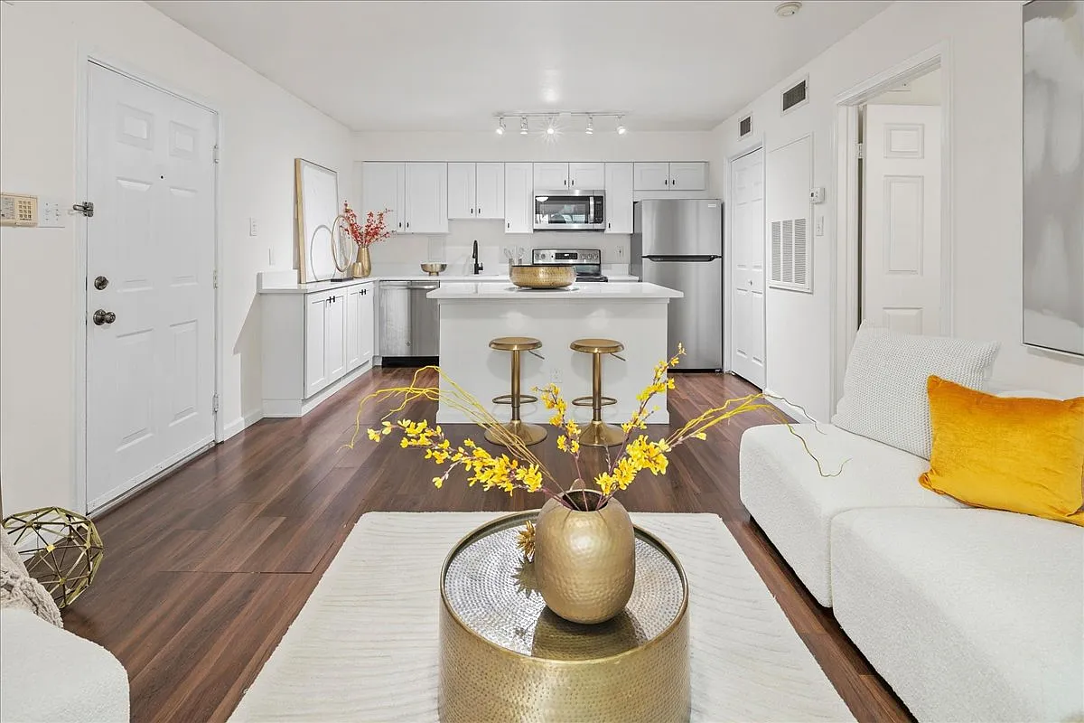 1 bed, 530 sqft, $2,000 — Photo 3